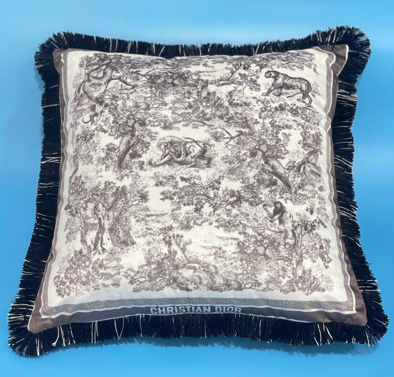 High-End Velvet Cushion case with tassel and pillow - Image 4 of 4